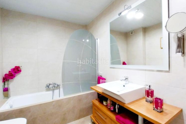 Casa magnifica casa unifamiliar de 230 m2 con 3 hab dobles y gran estudio 55 m2 en Terrassa