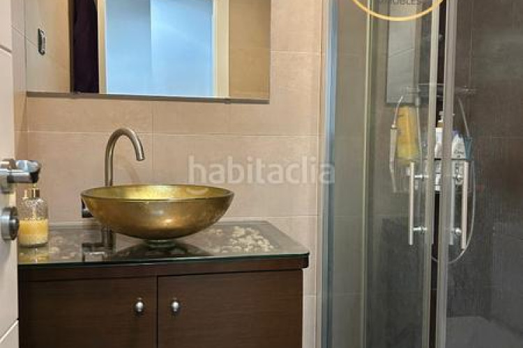 Piso amplio piso familiar con suite, balcones y parking en zona residencial tranquila en Terrassa