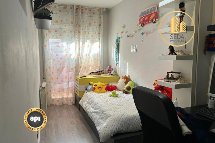 Piso amplio piso familiar con suite, balcones y parking en zona residencial tranquila en Terrassa