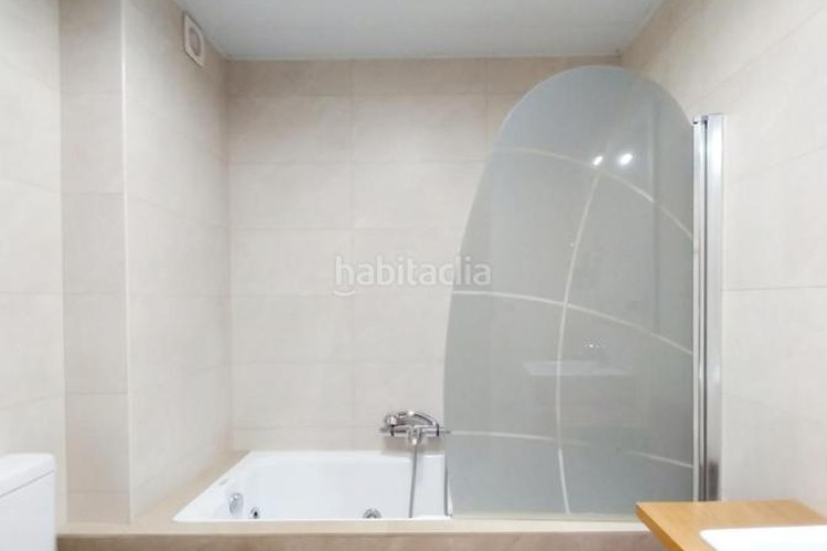 Casa magnifica unifamiliar de 230 m2 con garaje 3 coches, 3 dormitorios dobles, espectacular estudio 55 m2 y patio en Terrassa