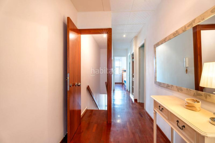 Casa adosada zona centro. casa adosada de 4habs. + 2lav. `terraza + garaje en Terrassa