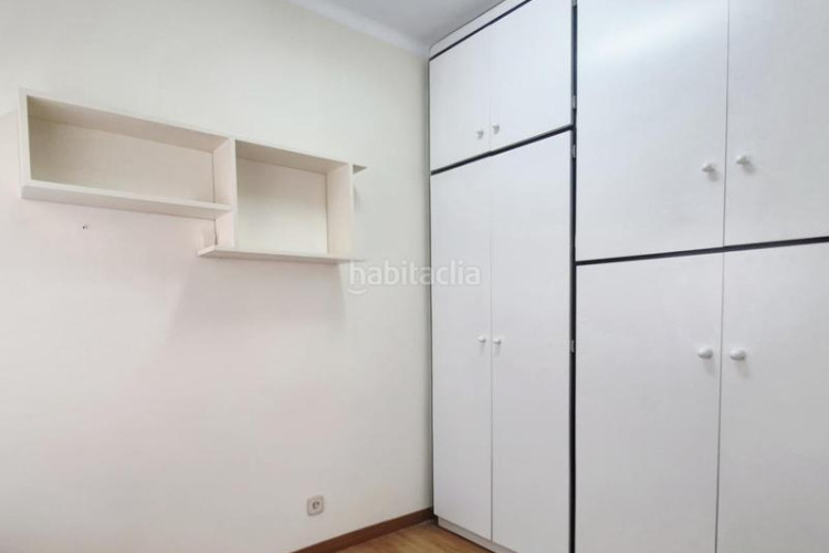 Piso de 137 m2 amb 4 hab i balco 10 m2 oest al carrer ireneu a 50 metres rambla en Terrassa