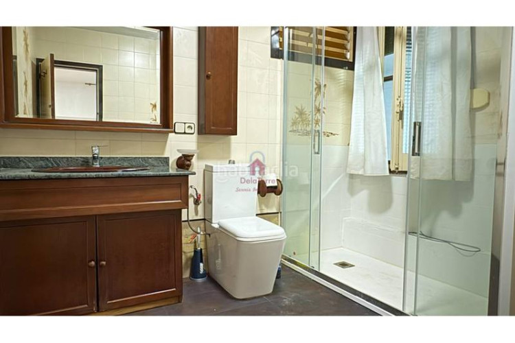 Casa  de 200m construidos en venta a 4 vientos en la urbanización font de lespardenya, en Terrassa