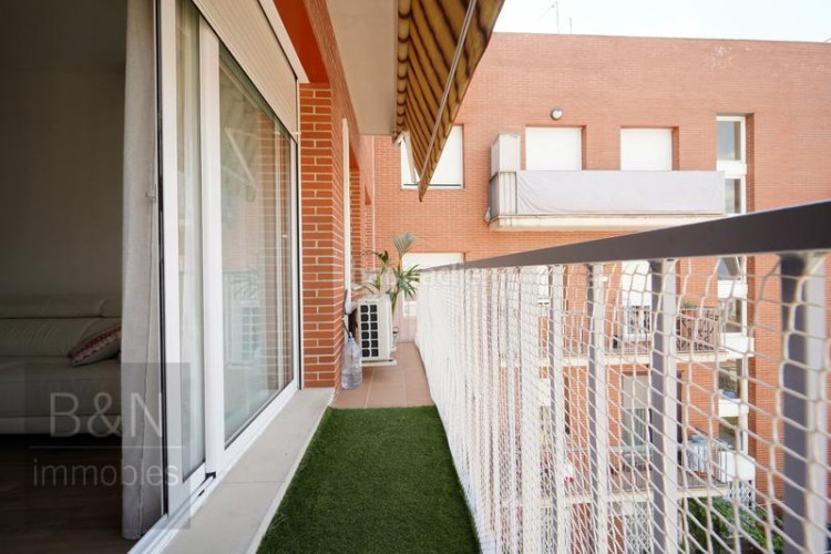 Piso una vivienda con calidez, luz y balcón recién reformado con plaza de garaje incluida en Terrassa