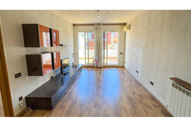 Ático  en venta tocando avda. jaume 1 de 105m construidos con salida a terraza de 18m a pie de comedor. en Terrassa