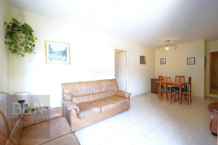 Piso un hogar de tres habitaciones, balcón, plaza de parking y trastero en Terrassa
