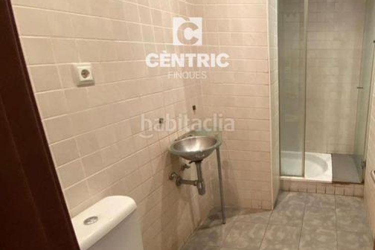 Dúplex piso de tres habitaciones situado en el barrio de escoles. en Terrassa