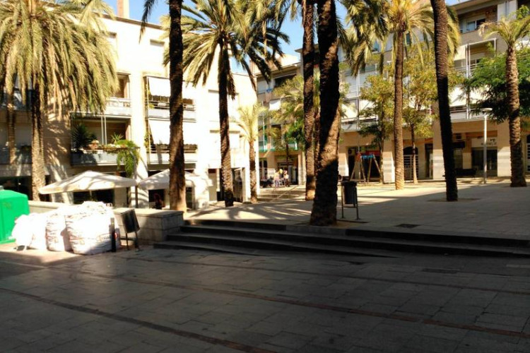 Piso  seminuevo junto a rambla, 3 habitaciones y pk opcional.. muy actual en Terrassa