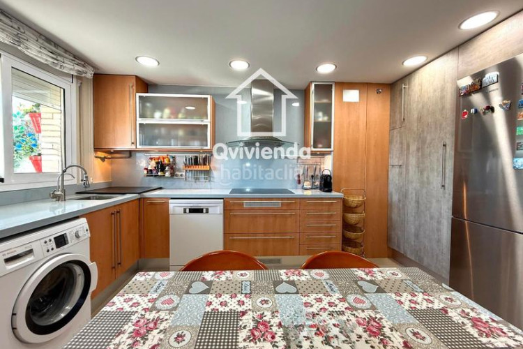 Ático  de 3 habitaciones con gran balcón en av glories catalanes, en Terrassa