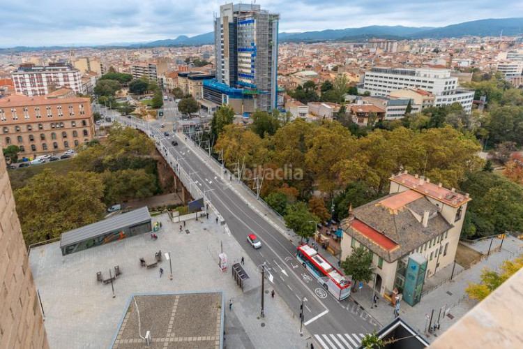 Ático  dúplex con terrazas y vistas panorámicas a un paso del centro , plaza de parking incluida en Terrassa