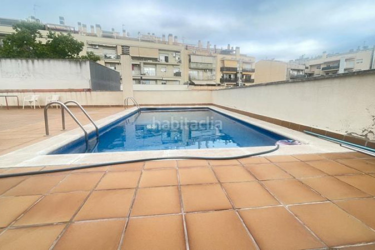 Piso zona de sant pere. piso de 3habs. + 2lav. + balcón + trastero + piscina comunitaria en Terrassa