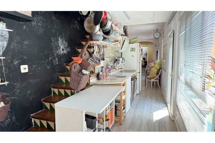 Casa pareada casa en en venta ca naurell de 210m construidos con salida a patio, dos terrazas y garaje. en Terrassa