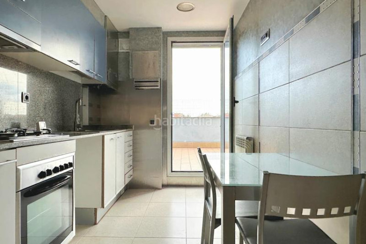 Ático atico 102 m2 con terraza de 53 m2 a pie de comedor incluye parquing y tratero en avenida madrid tocando estacio est en Terrassa