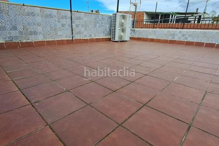 Ático atico totalmente reformado. 2 hab. dobles. 2 terrazas. amplio estudio. en Terrassa