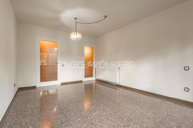 Apartamento oportunidad única! piso amplio de 99m construidos con 4 dormitorios y balcón en Terrassa