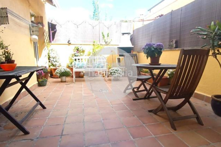 Planta baja bonita planta baja de 2 hab, terraza con barbacoa y plaza de aparcamiento en carrer conca torresana la gripia, en Terrassa
