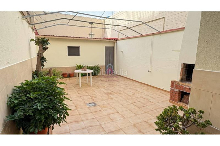 Casa  en venta en la gripia, en carrer borges blanques de 220m construidos con salida a patio de 40m, tres terrazas y en Terrassa