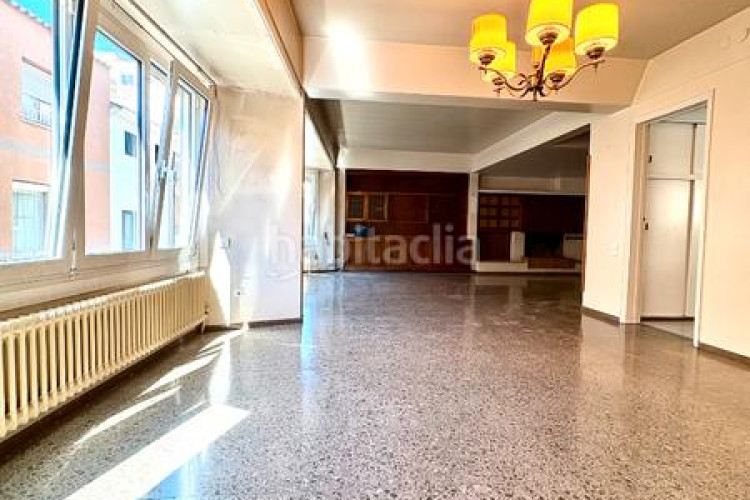 Piso  señorial único en pleno centro – 6 habitaciones, 3 baños, terraza de 200 m², parking incluido en Terrassa