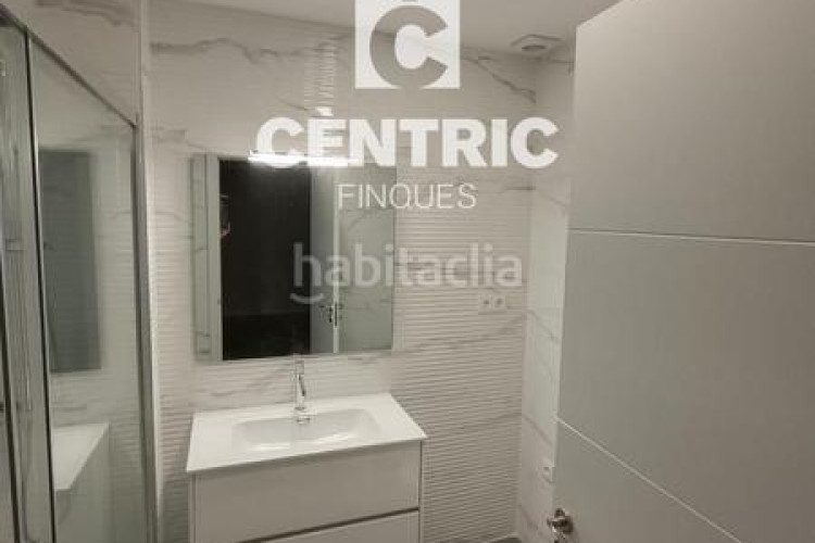 Piso dúplex tercera planta, 4 habitaciones y con terrazas en Terrassa