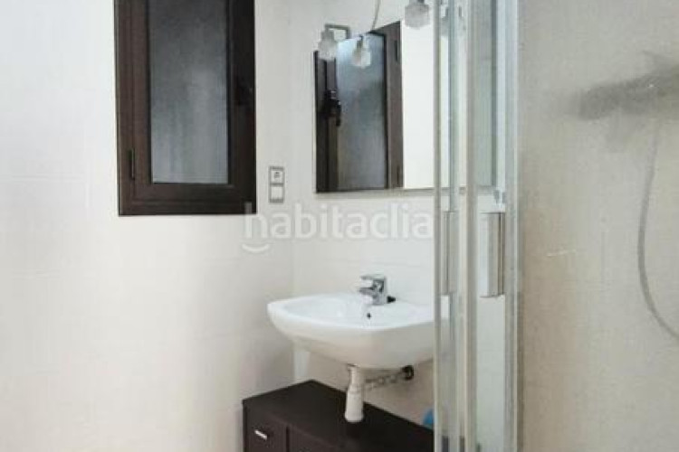 Estudio estudi seminou orientat a sud tocant el complex olímpic i la plaça de can roca en Terrassa