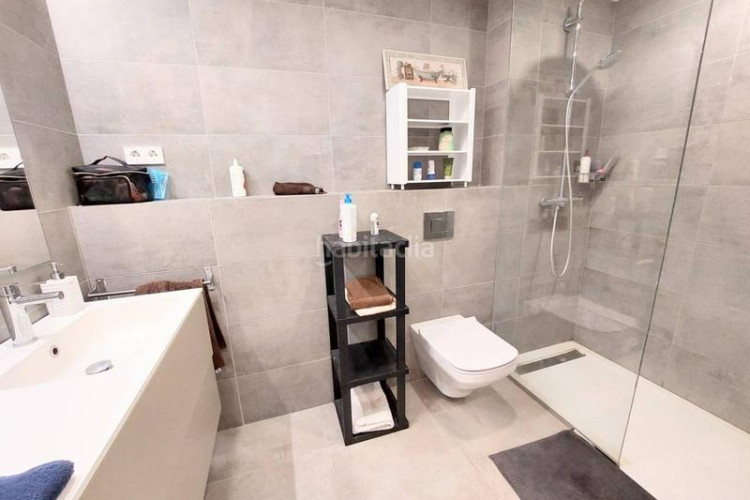 Piso  seminuevo junto a rambla, 3 habitaciones y pk opcional.. muy actual en Terrassa