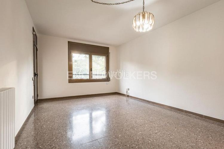 Apartamento oportunidad única! piso amplio de 99m construidos con 4 dormitorios y balcón en Terrassa