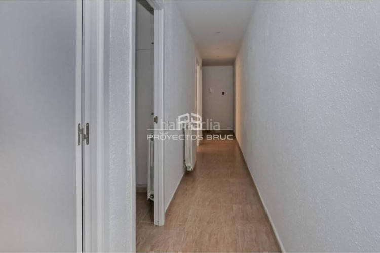 Piso  de 3 habitaciones cerca de la estación tren infórmese en Terrassa