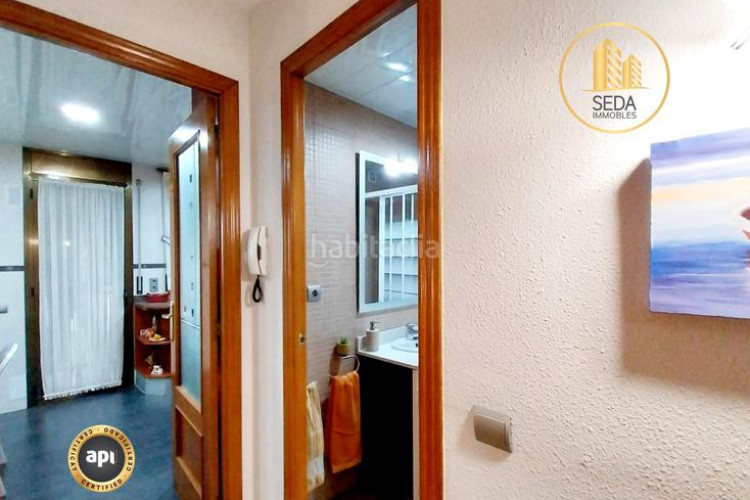 Casa impecable casa unifamiliar renovada con 4 plantas, garaje triple y estudio con chimenea en la gripia en Terrassa