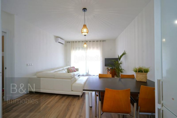 Piso una vivienda con calidez, luz y balcón recién reformado con plaza de garaje incluida en Terrassa