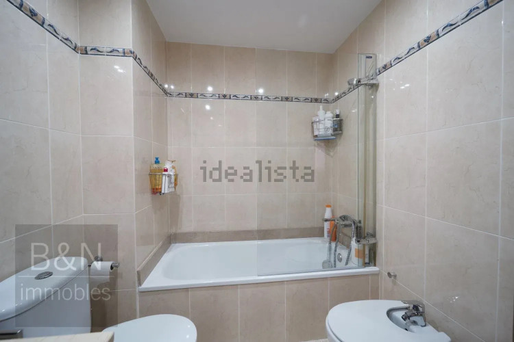 ¡Te vas a enamorar de su carácter! Amplio, luminoso, con zona comunitaria, párquing y trastero.