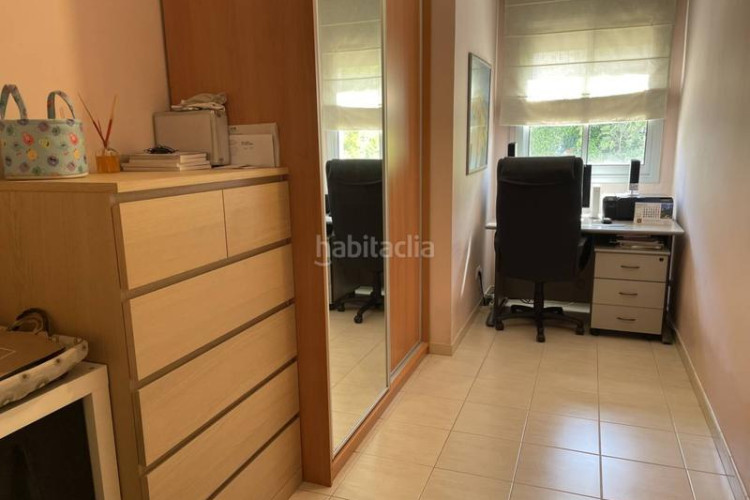 Piso zona gripia avenida madrid. piso de 3 habitaciones ext, muy luminoso. balcón, y plaza de parking. estado impecable. en Terrassa