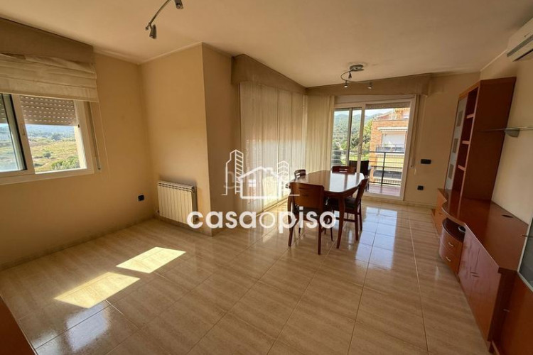 Piso amplio piso reformado en Can Roca. 3 dormitorios, 2 baños y terraza de 12 m. vistas espectaculares. ideal para tu familia. no lo d en Terrassa