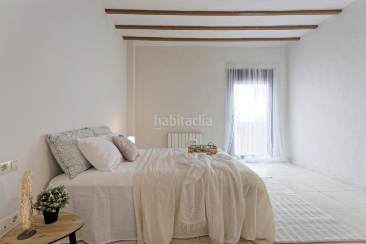 Casa adosada unifamiliar adosada, 4 habitaciones y patio en Terrassa
