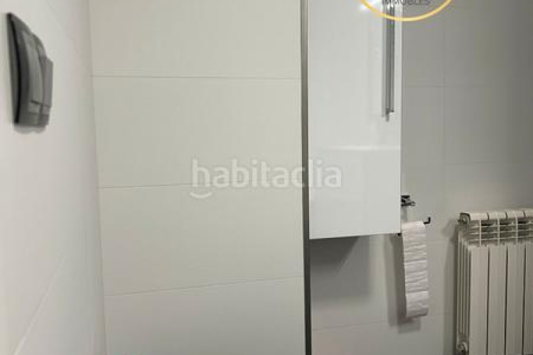 Piso amplio piso familiar con suite, balcones y parking en zona residencial tranquila en Terrassa