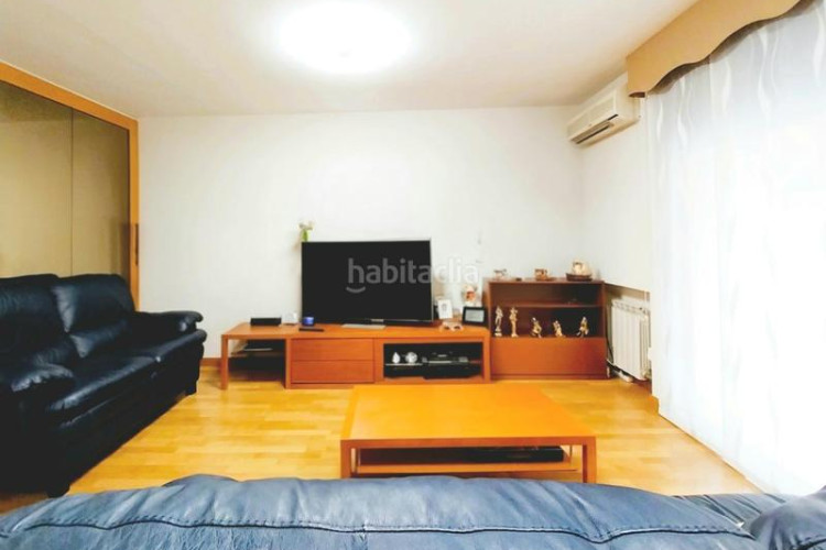 Casa magnifica casa unifamiliar de 230 m2 con 3 hab dobles y gran estudio 55 m2 en Terrassa