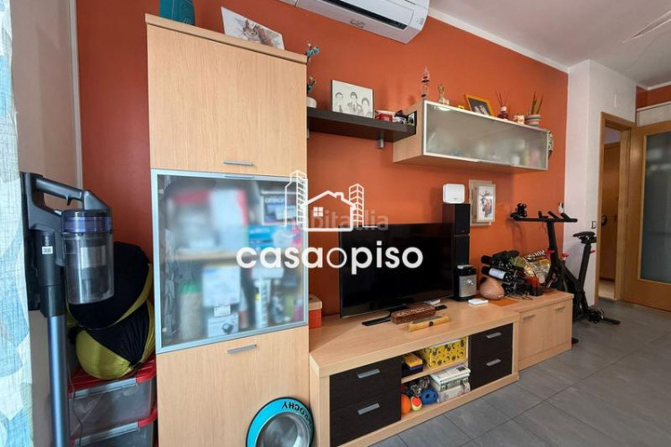 Piso acogedor piso seminuevo en ca nanglada con mucha luz, cocina americana, orientación este y construido en 2009. ideal para invertir en Terrassa