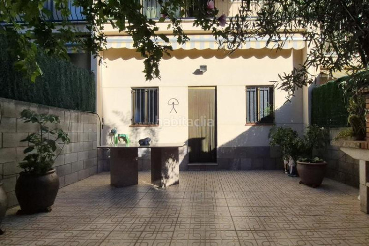 Casa magnifica casa unifamiliar de 230 m2 con garaje 3 coches, 3 grandes dormitorios, especatcular estudio 55 m2 y patio en Terrassa