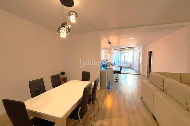 Casa adosada unifamiliar adosada, 4 habitaciones, gran garaje y terraza en Terrassa