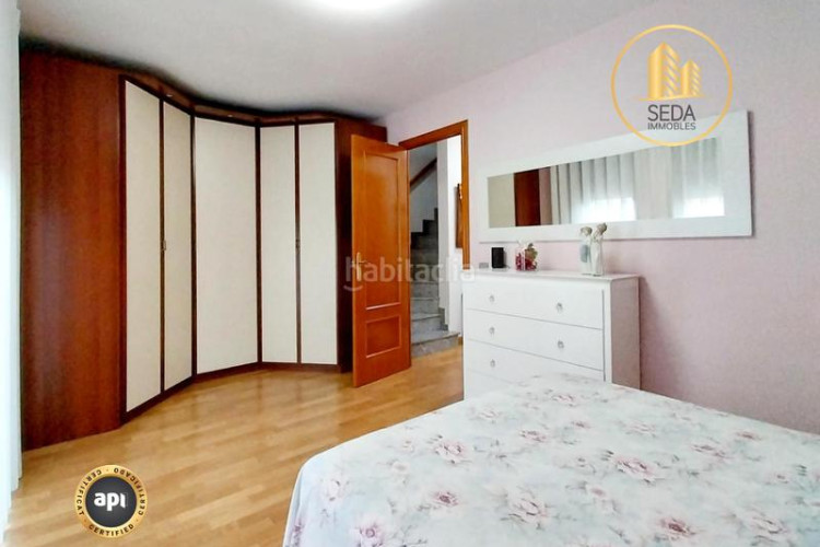 Casa impecable casa unifamiliar renovada con 4 plantas, garaje triple y estudio con chimenea en la gripia en Terrassa