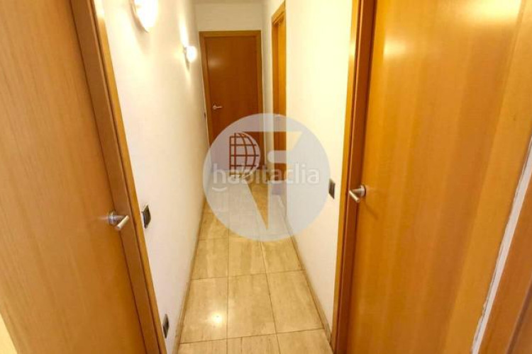 Piso bonito piso de 85 m2, 3 hab, 2 baños, galería, balcón, pk y zona comunitaria, en zona olímpica en Terrassa