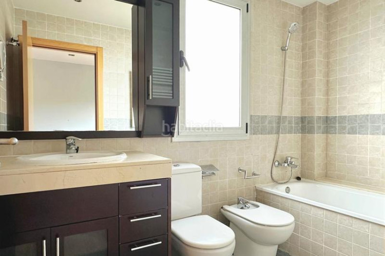 Ático atico seminuevo de 102 m2 con terraza de 53 m2 a pie de comedor con parquing y tratero incluidos en avenida madrid tocando estacio en Terrassa