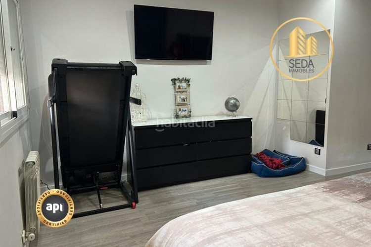 Piso amplio piso familiar con suite, balcones y parking en zona residencial tranquila en Terrassa