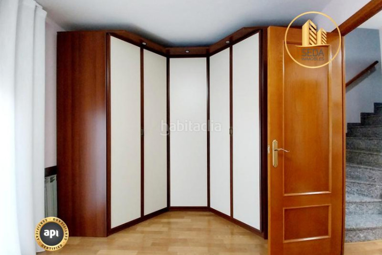 Casa impecable casa unifamiliar renovada con 4 plantas, garaje triple y estudio con chimenea en la gripia en Terrassa