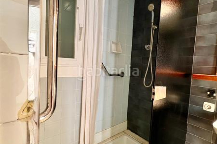 Piso  señorial único en pleno centro – 6 habitaciones, 3 baños, terraza de 200 m², parking incluido en Terrassa