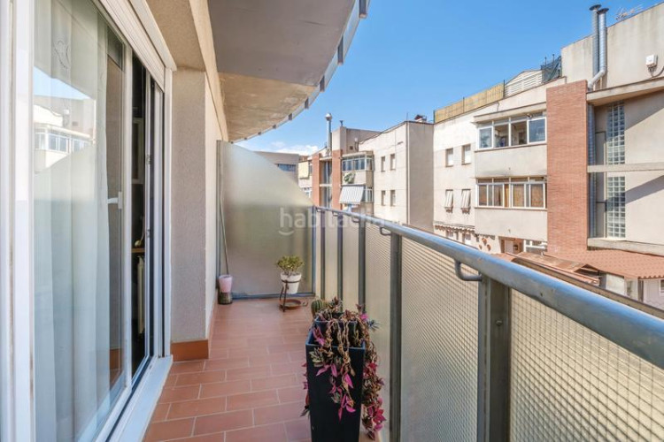 Casa adosada  con 3 habs. + 2 wc, terraza y pk en Terrassa