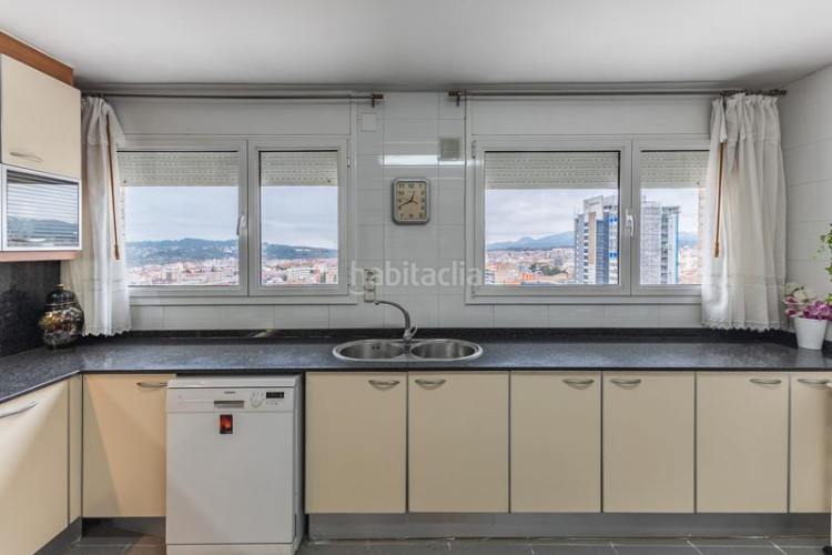 Ático  dúplex con terrazas y vistas panorámicas a un paso del centro , plaza de parking incluida en Terrassa