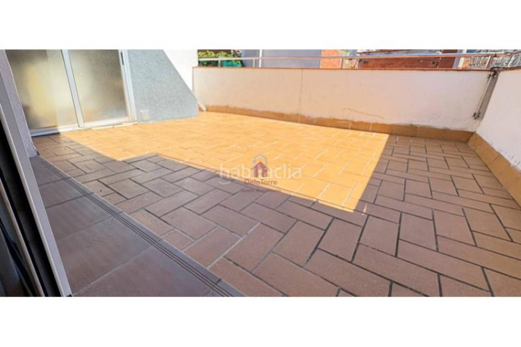 Ático  en venta tocando avda. jaume 1 de 105m construidos con salida a terraza de 18m a pie de comedor. en Terrassa