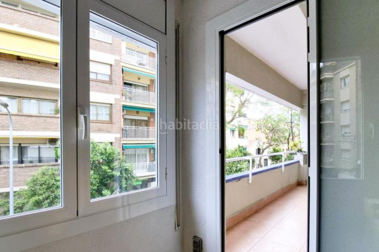 Piso cantoner de 115 m2 i 4 hab al carrer faraday a 100 metres de la plaça del progres en Terrassa
