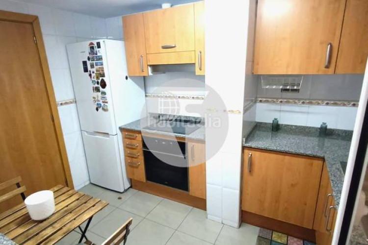 Piso bonito piso de 85 m2, 3 hab, 2 baños, galería, balcón, pk y zona comunitaria, en zona olímpica en Terrassa