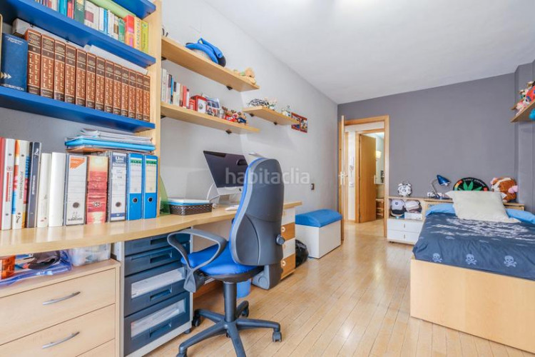 Casa adosada  con 3 habs. + 2 wc, terraza y pk en Terrassa